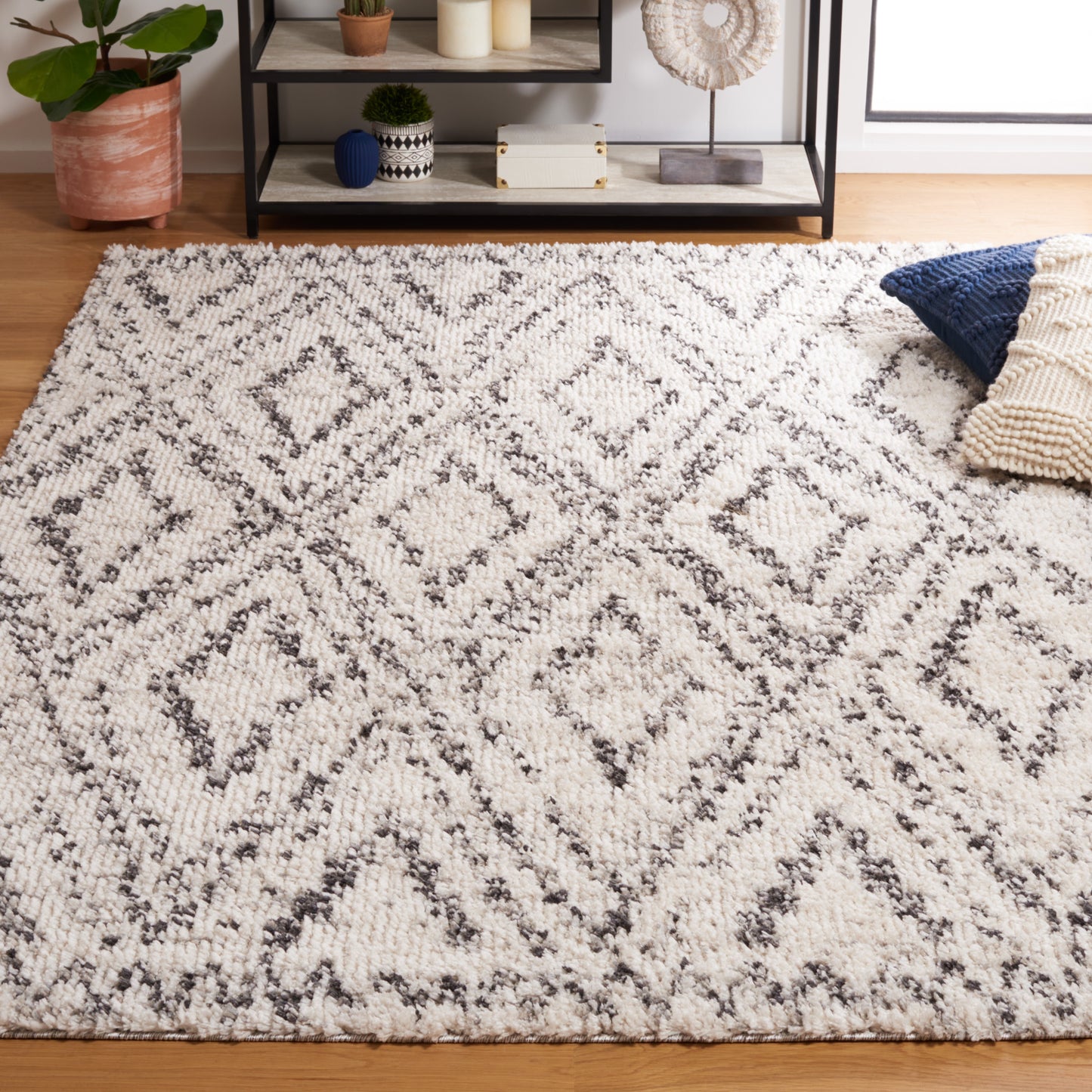 Safavieh 9 x 12 (ft) Loomed Polyester Ivory/Black Rectangular Indoor Geometric Southwestern Area rug